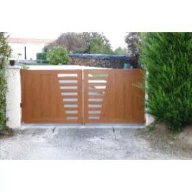 Portail battant PVC Rhododendron avec renfort aluminium - fabrication française portail rhododendron chêne doré motif avec lames 80x20